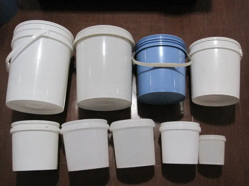 Paint bucket mould producing bucket, lid, and handle with a finished 20L pail