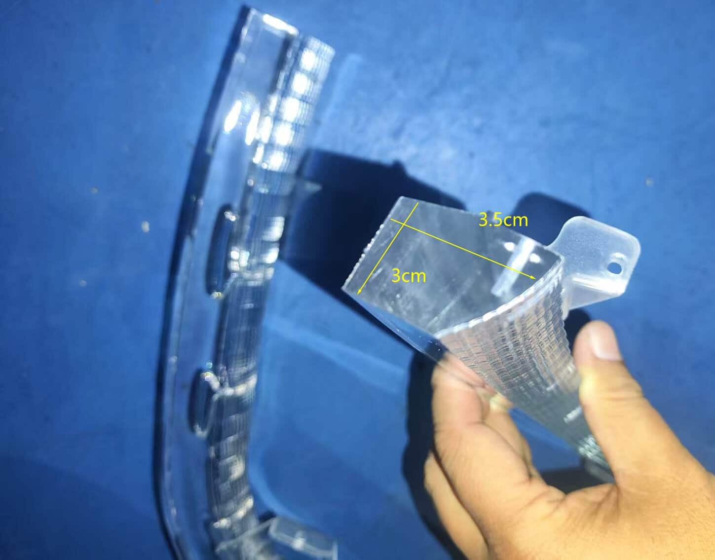Thick wall transparent PC injection molded part showing high risk area for internal void formation
